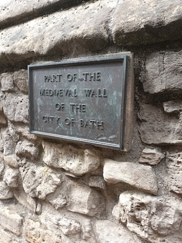 Parte de la muralla medieval de la ciudad de Bath