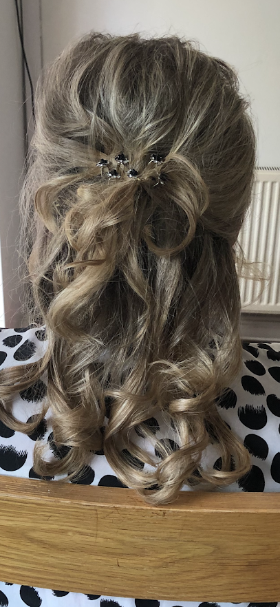 profile picture of Kerrie Wallis Mobile HairDressing profile picture